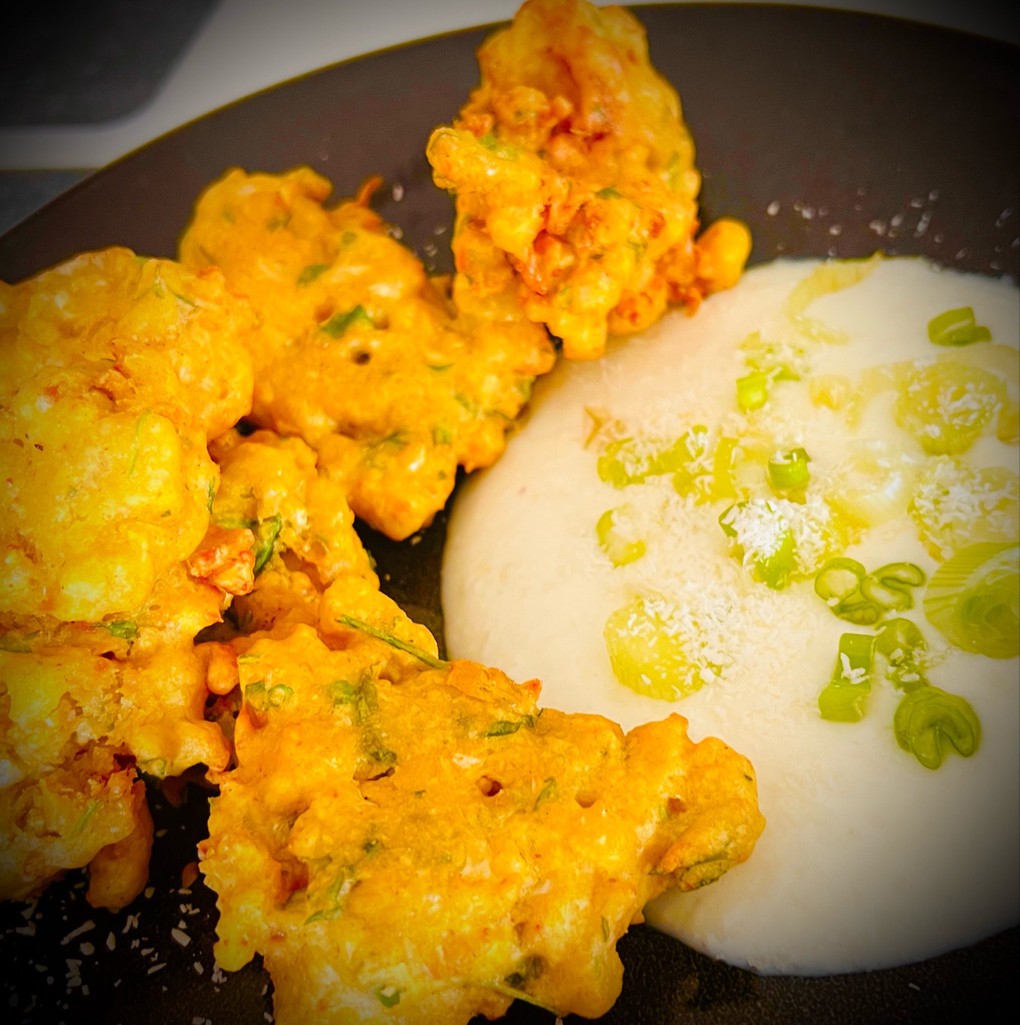 Blumenkohl Pakoras mit Minze Dip